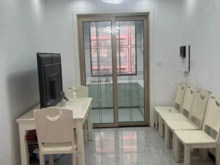 汉正古镇全新精装忍痛割爱，三居房6楼 121平76万可商量