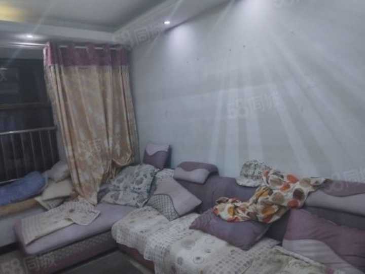 汉正古镇小区出租，在七层，精装三房每月1600