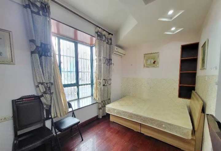 房东直租，房间光线好 通风好 环境好 有电梯有阳台晾衣服