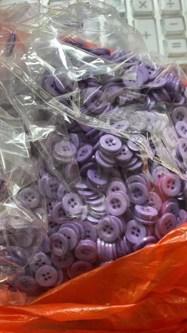 鑫达发辅料: 定制各类低中高档 商标吊牌包装袋 扣子 拉链 垫肩胸垫 各型号快递袋 贴纸等