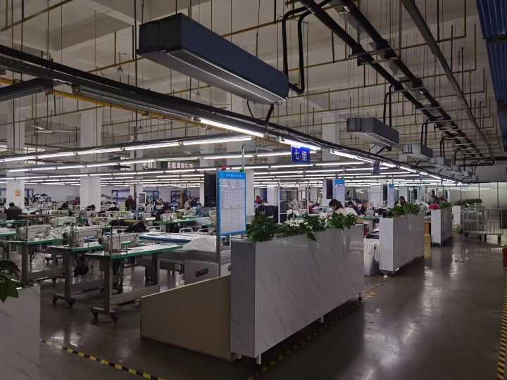 仙桃楚航服饰招: 成件车工100 组长及车位 大烫 板房纸样 成件组师傅 跟单…+13点提成 工资350-700