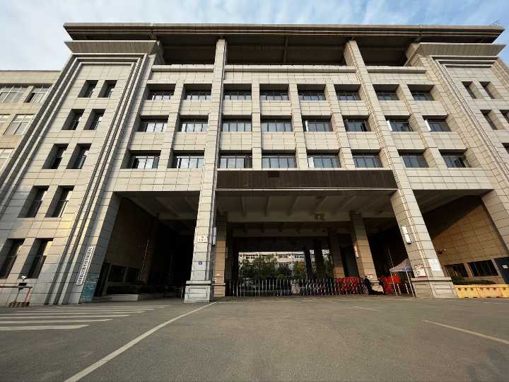 《爱帝服装厂》诚招: 缝纫工 包吃住缴社保（盘龙城）