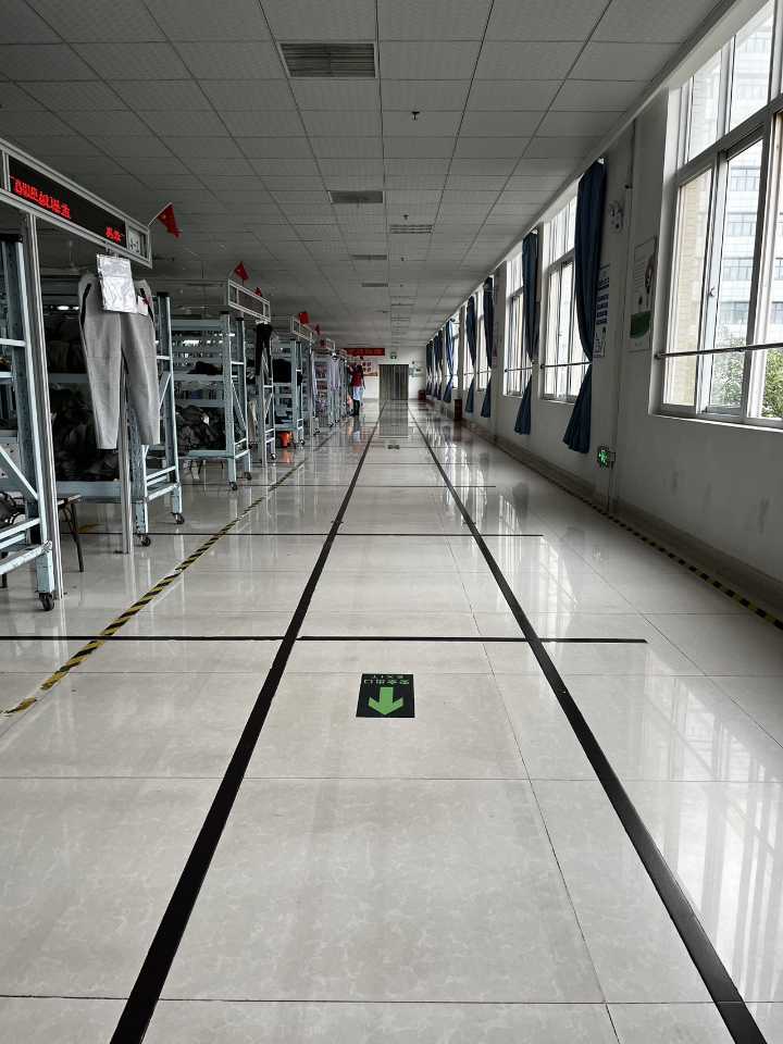 《爱帝服装厂》诚招: 缝纫工 包吃住缴社保（盘龙城）