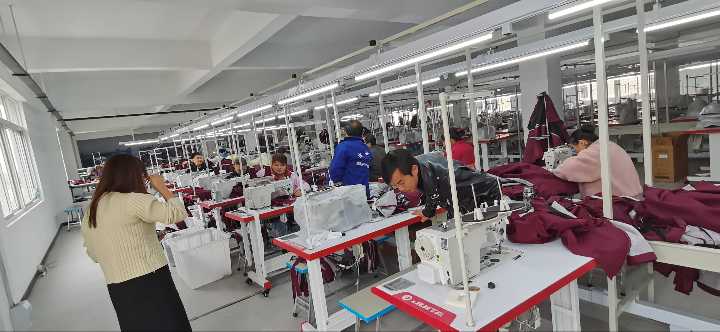 荆州《大型服装厂》:招熟练缝纫工30名 包吃住上保险 有补贴 休两天 可借支工资准时 货源足不克扣