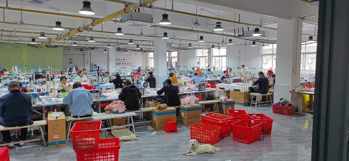 秋水衣人服饰诚聘:  成件车位15名！货足粮准，主做防晒衣