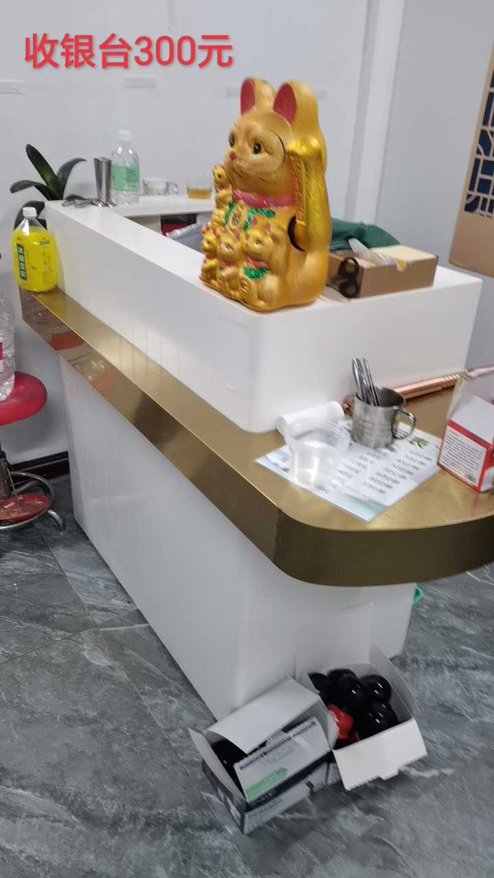 转让收银台，按摩床两张，柜机空调，椅子五把，汉川自取有优惠