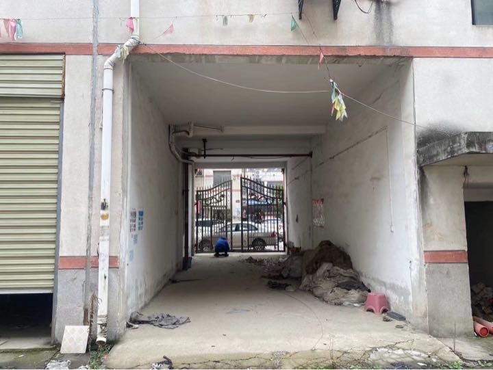 厂房出租，成熟服装厂 5000平方可分割，带院子宿舍 配套齐全 送半年租期