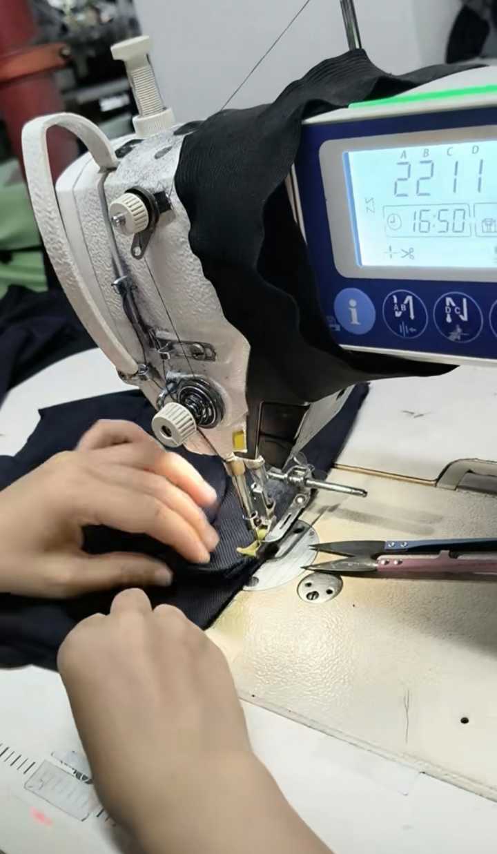 武汉爱帝服装厂招：流水车工，男女不限，包吃住上社保，有午休不放热假