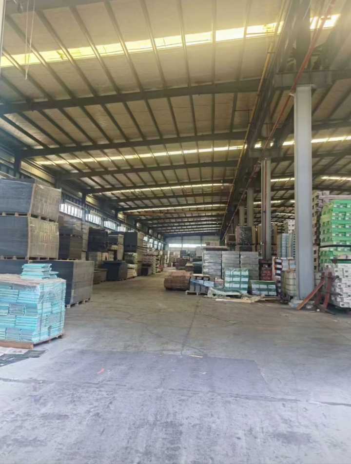 汉江特大桥附近，厂房出租，面积4000-2万平，适合家具板材生产加工、玻璃、或者需要航吊的行业