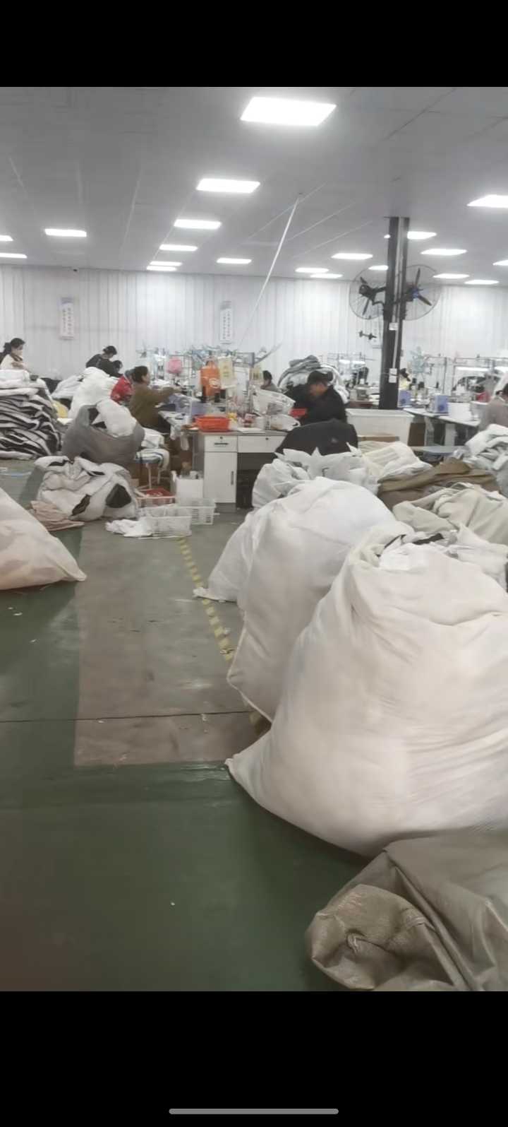 仙桃鑫启源：五大片棉袄堆着做，招流水工序多名，成件师傅多名，开款出单价