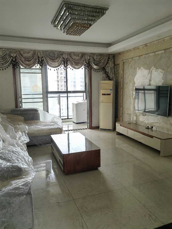 住房出售：三室两厅两卫，精装房南北通透，边户